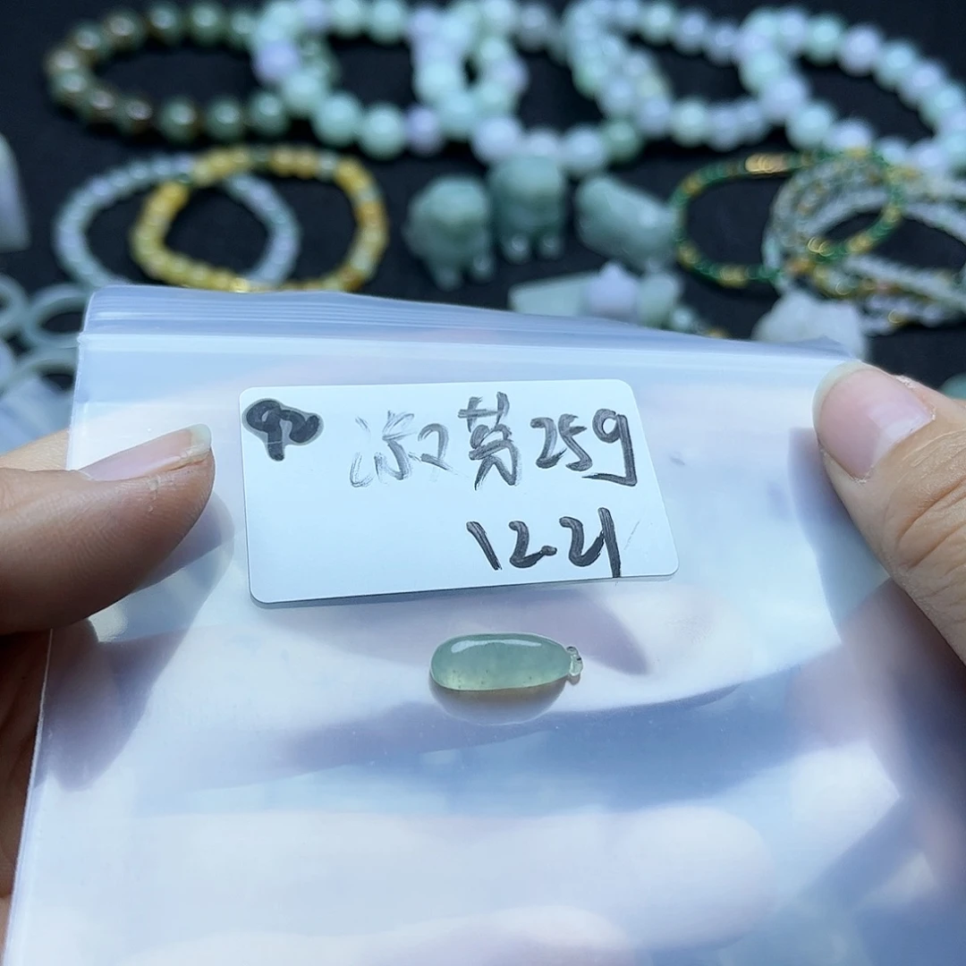 ****芬翡翠未镶嵌颈饰不退