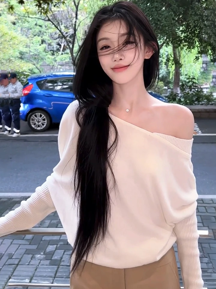 法式斜肩白色针织衫女2025秋冬新款辣妹氛围感不规则露肩打底毛衣
