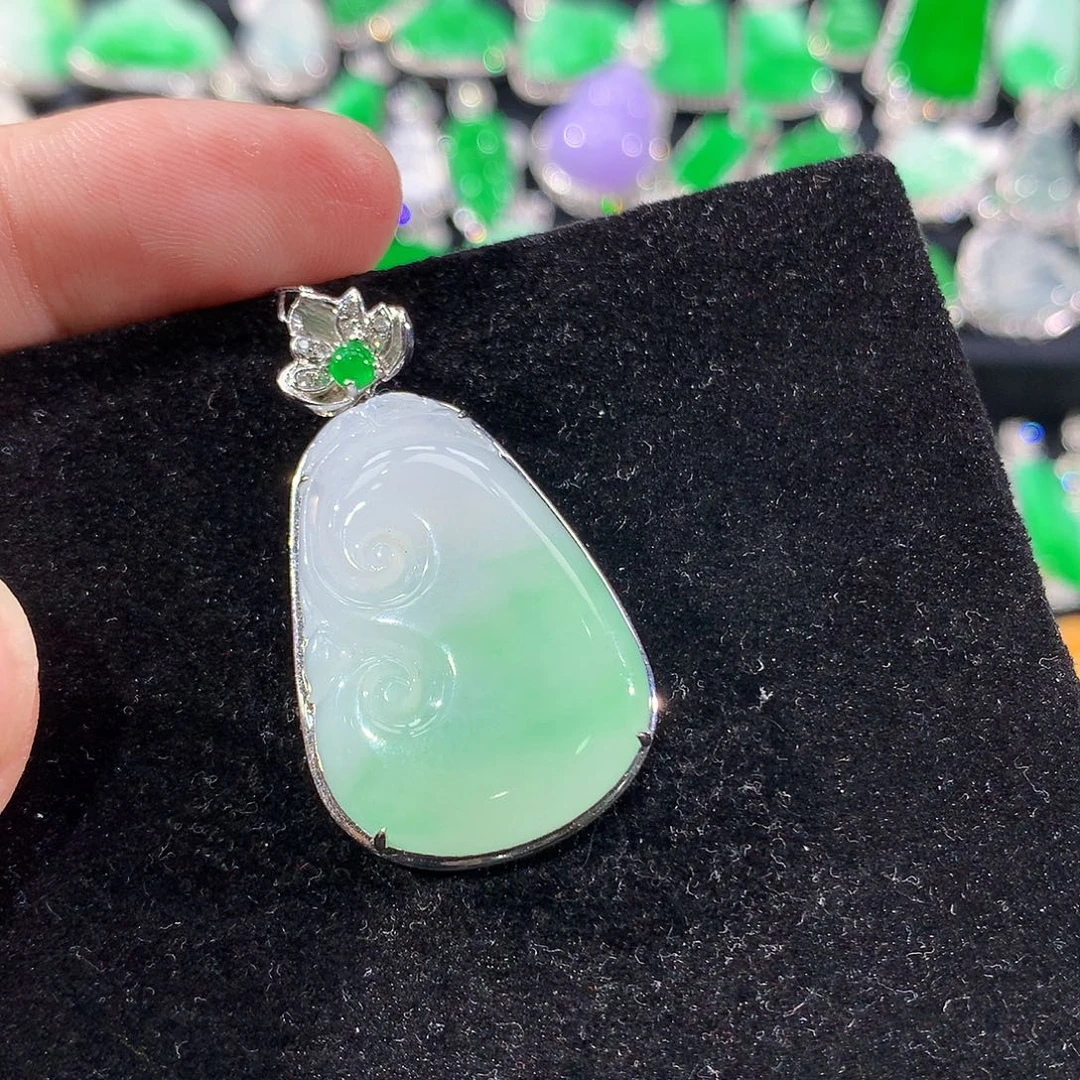 翡翠18K金镶嵌颈饰