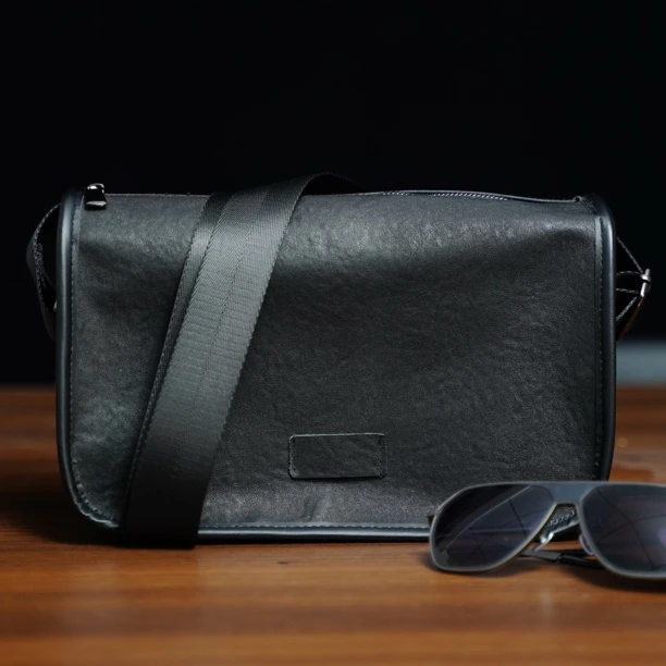 2025年头层牛皮新款男包挎包复古油差包时尚简约