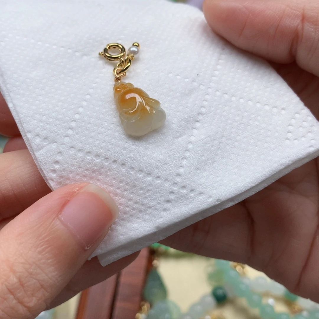 木***ᰔ翡翠未镶嵌颈饰是