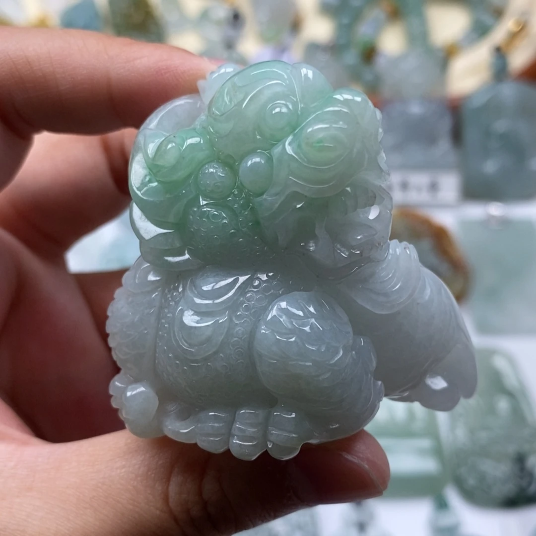 翡翠未镶嵌颈饰手把貔貅