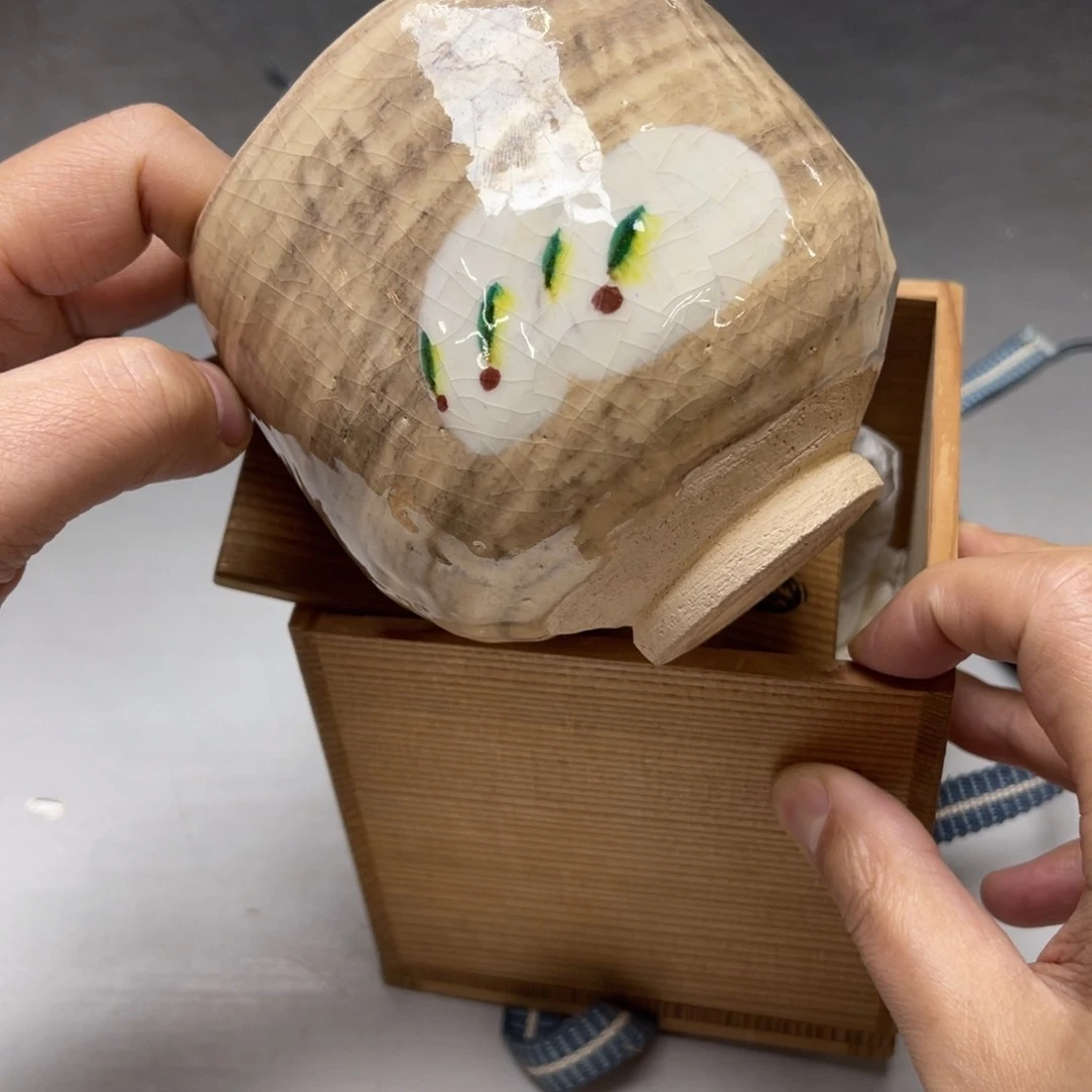 瓷片密密麻麻地排列着一个