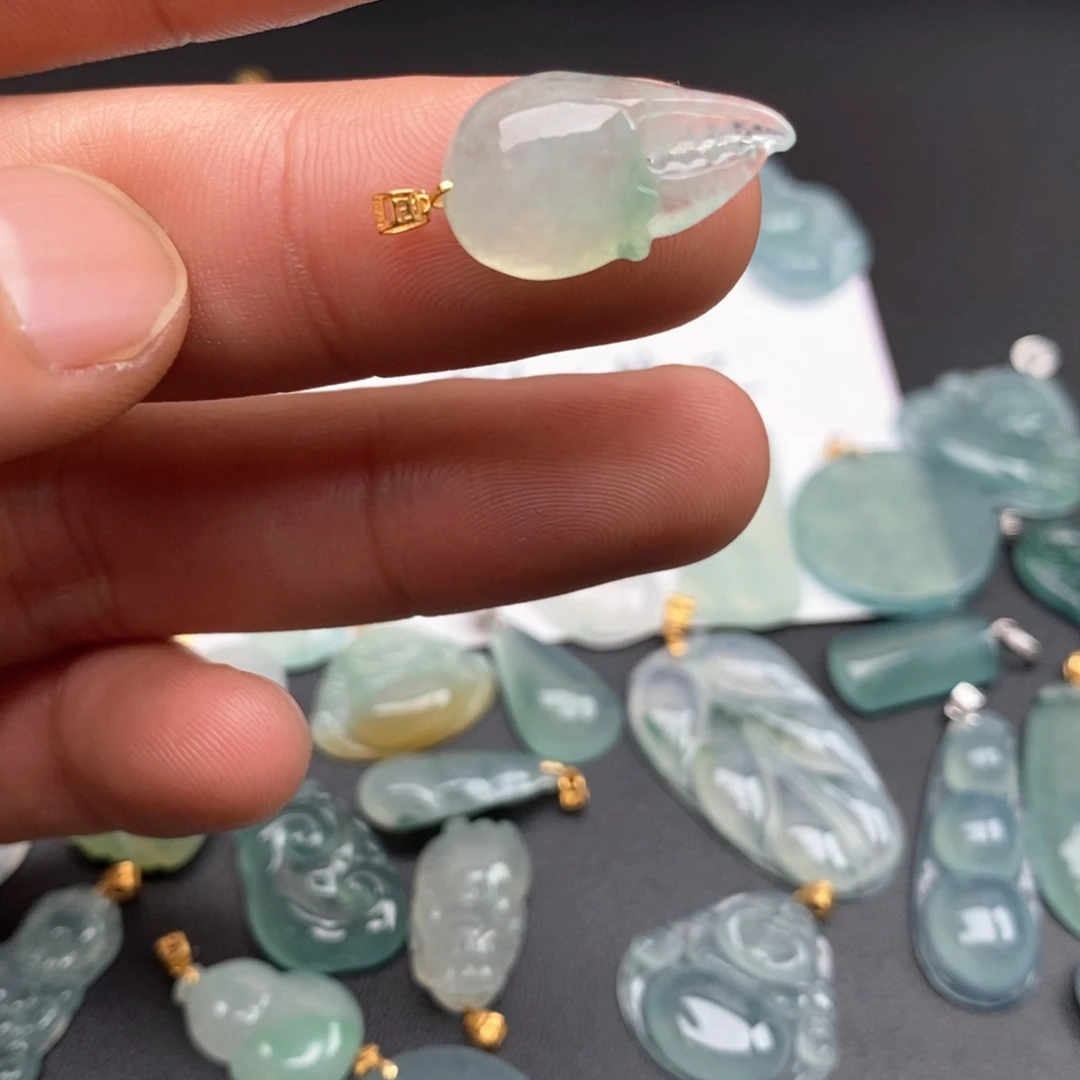 颈饰18K金镶嵌翡翠