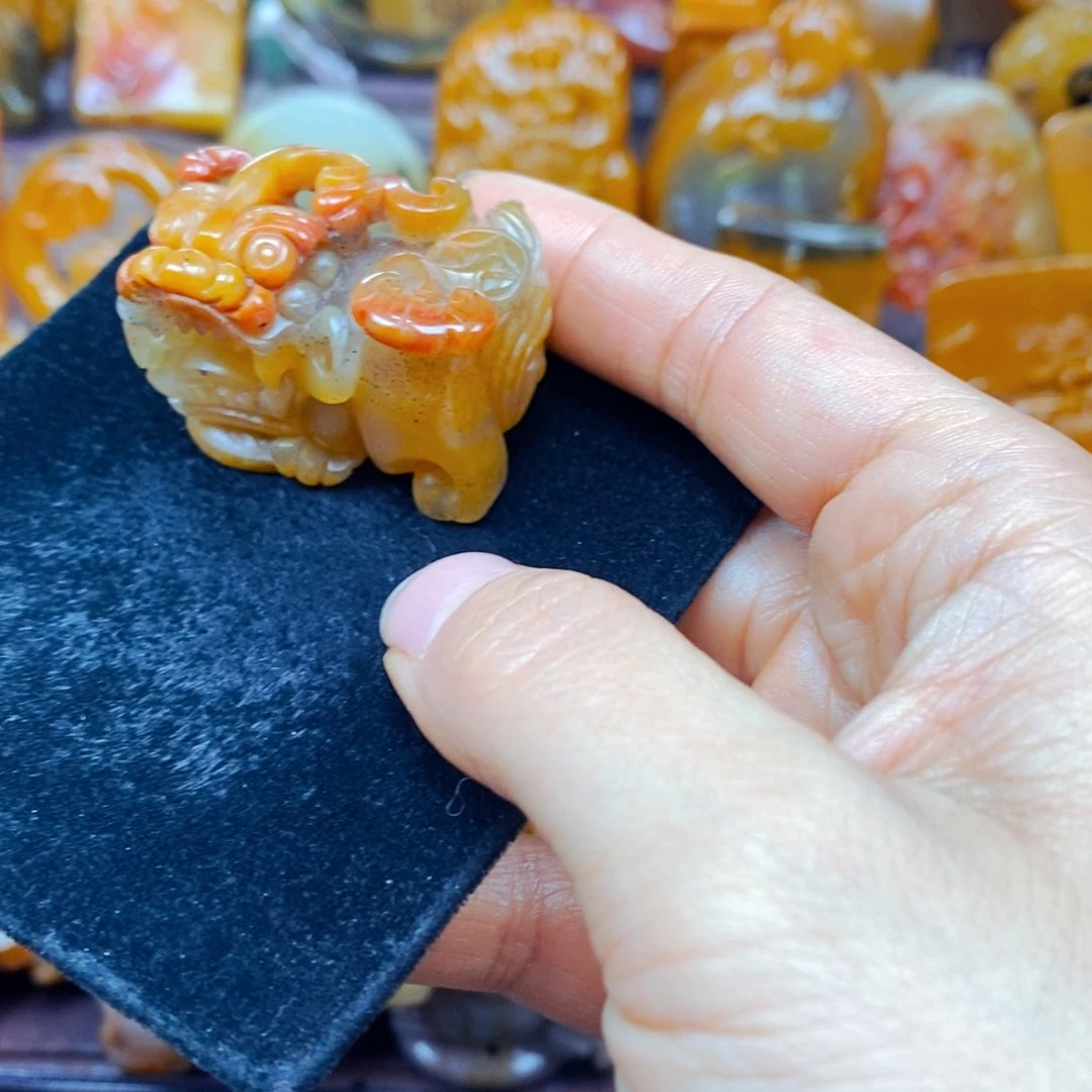 未镶嵌石英质玉（黄龙玉）颈饰