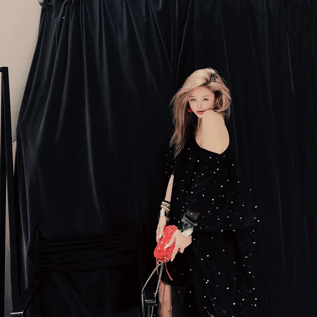 洪小妍自留重工手工钉彩珠显瘦裙黑色连衣裙