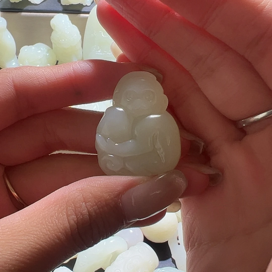 人***生和田玉未镶嵌颈饰