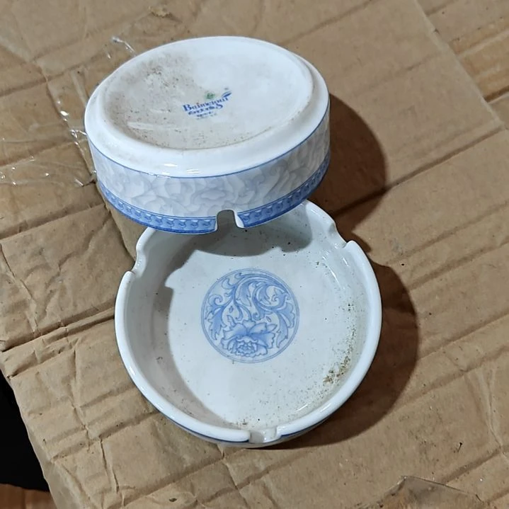 盘子碗茶壶啥都有