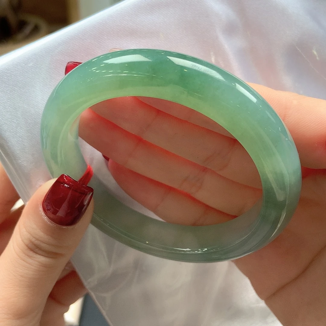 翡翠未镶嵌手镯冰湖绿显白77号