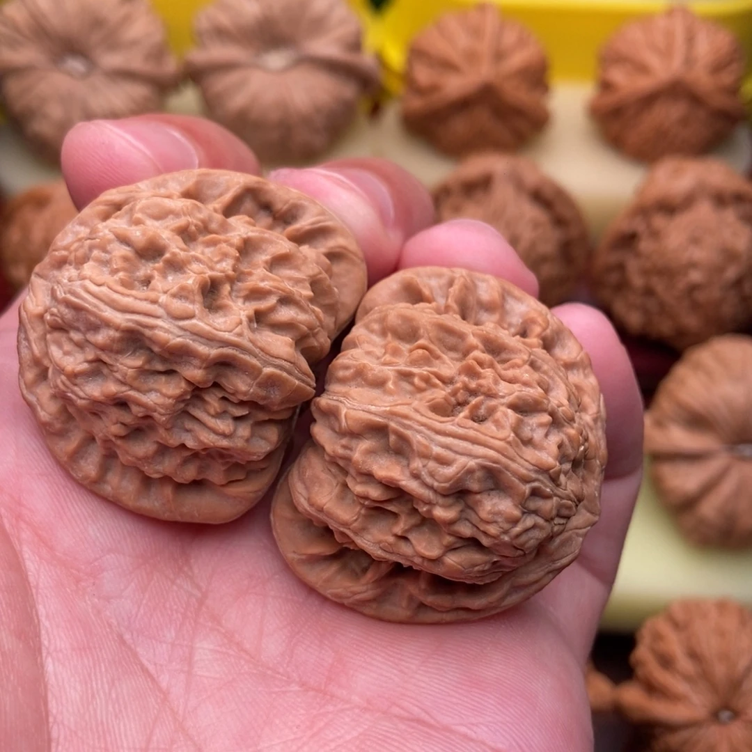 文玩核桃把件老款三角白狮子头38