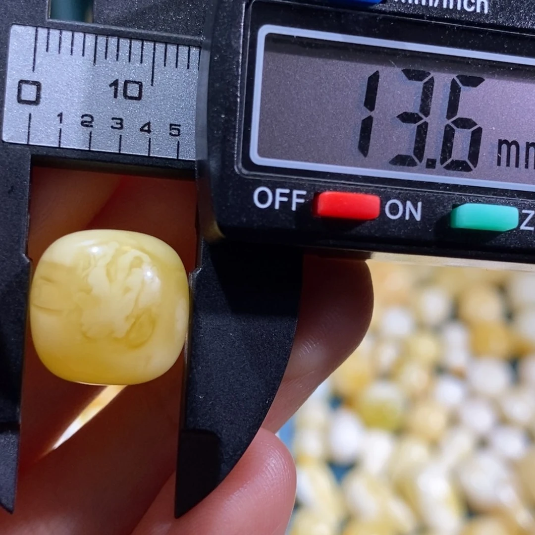 琥珀裸石未镶嵌配饰