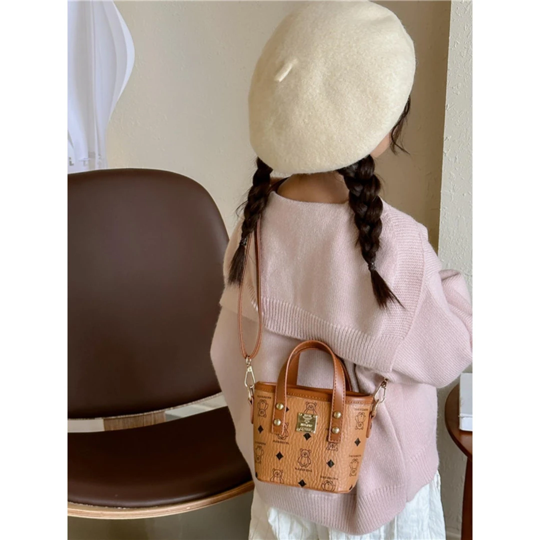 儿童包包洋气小女孩水桶斜挎包女童小熊老花包宝宝外出配饰手拎包