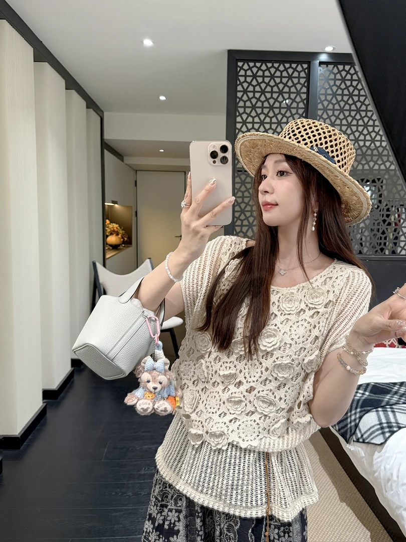 张涩涩 25夏 "钩编美学" 低调的质感 杏色万针镂空钩花蝙蝠袖上衣