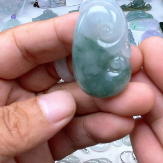 翡翠未镶嵌颈饰翡翠冰飘花如意