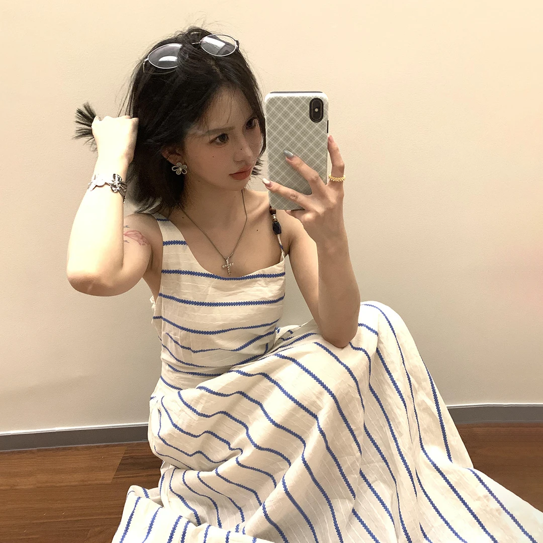 海边度假蓝色条纹吊带连衣裙子女夏季2025新款巨好看法式气质长裙