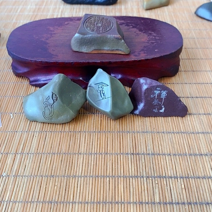 →***→原石雕刻工艺品手把摆件
