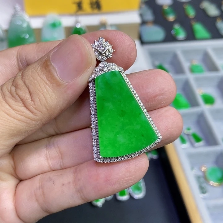 颈饰18K金镶嵌翡翠