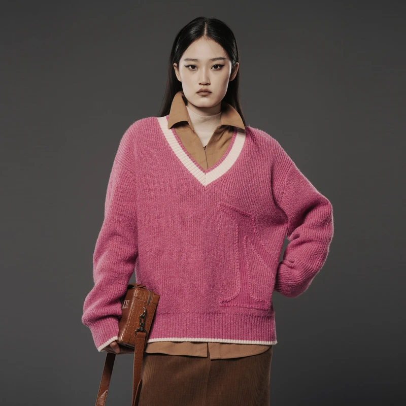 U/TI【MILIXU系列】绵羊毛混纺用慵懒封宽松百V领套头保暖毛针织衫