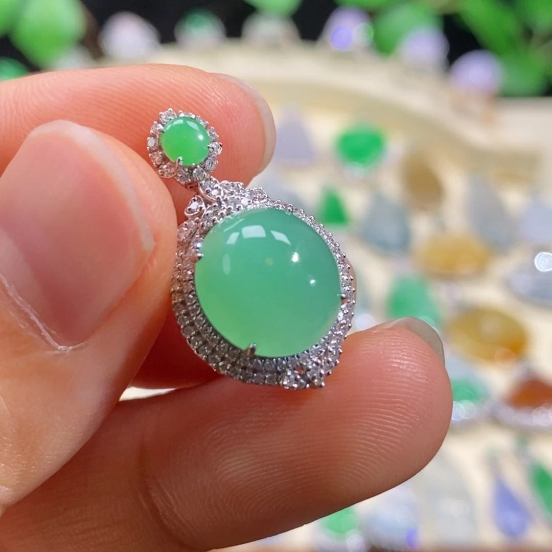 翡翠18K金镶嵌颈饰