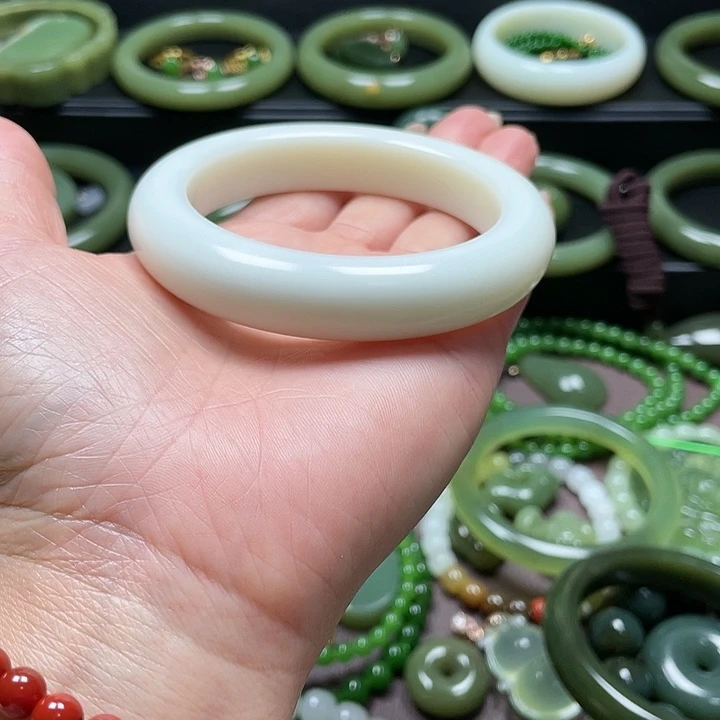 和田玉未镶嵌手镯