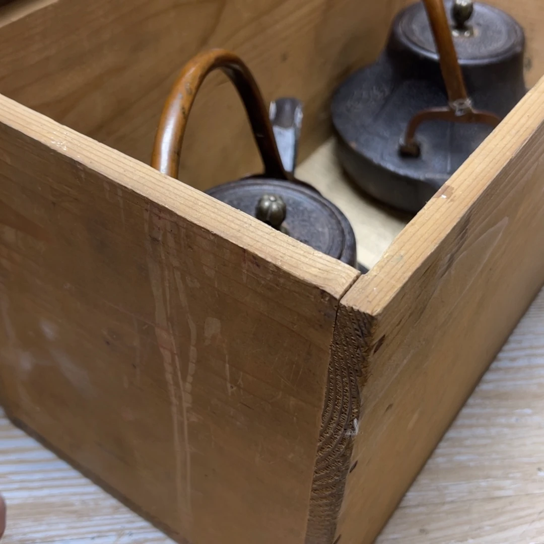 瓷片恩*密密麻麻地排列着一个