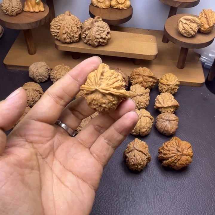 1***m吊坠桃核密纹三棱