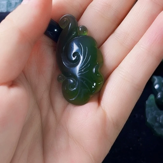 大***3未镶嵌蛇纹石玉颈饰