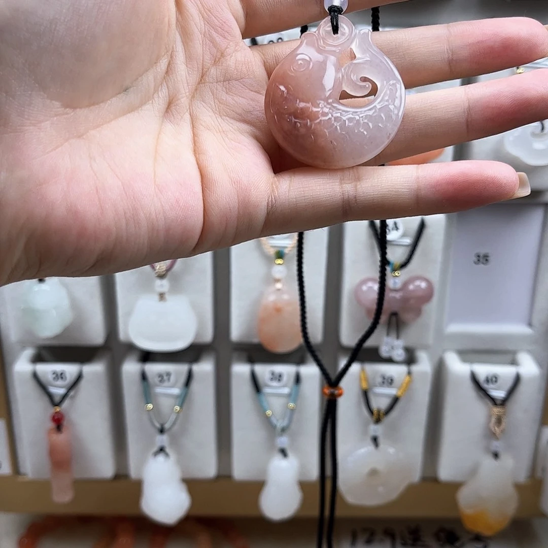 石英质玉未镶嵌颈饰