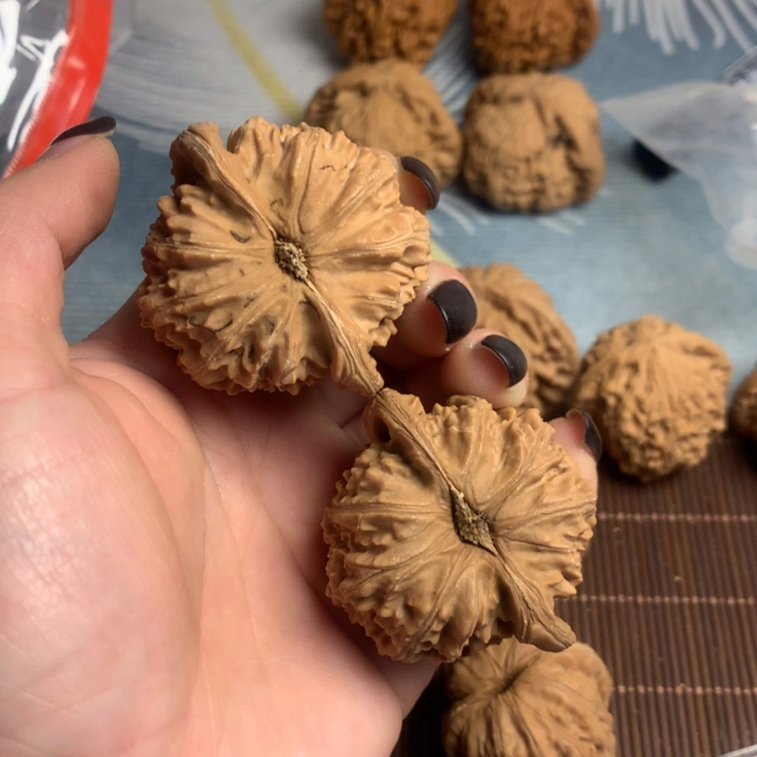 【闪购商品】文玩核桃吊坠爬**年白狮子