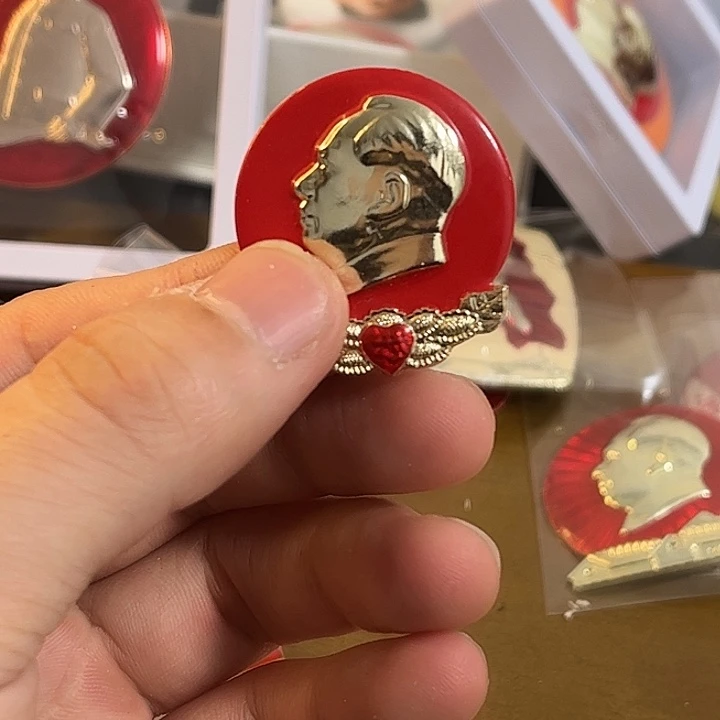 一***票像章一一一一一一一高贵轻