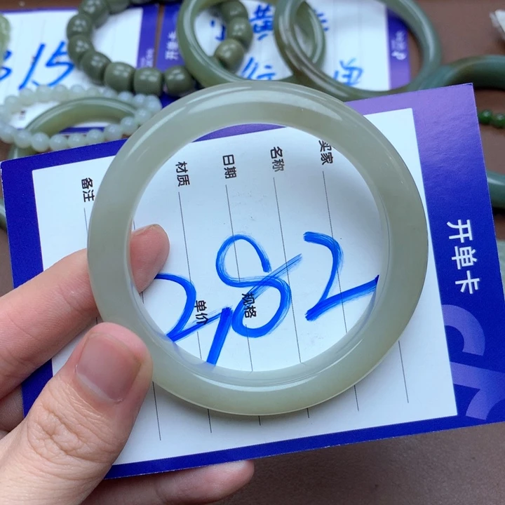 自***的和田玉未镶嵌手镯