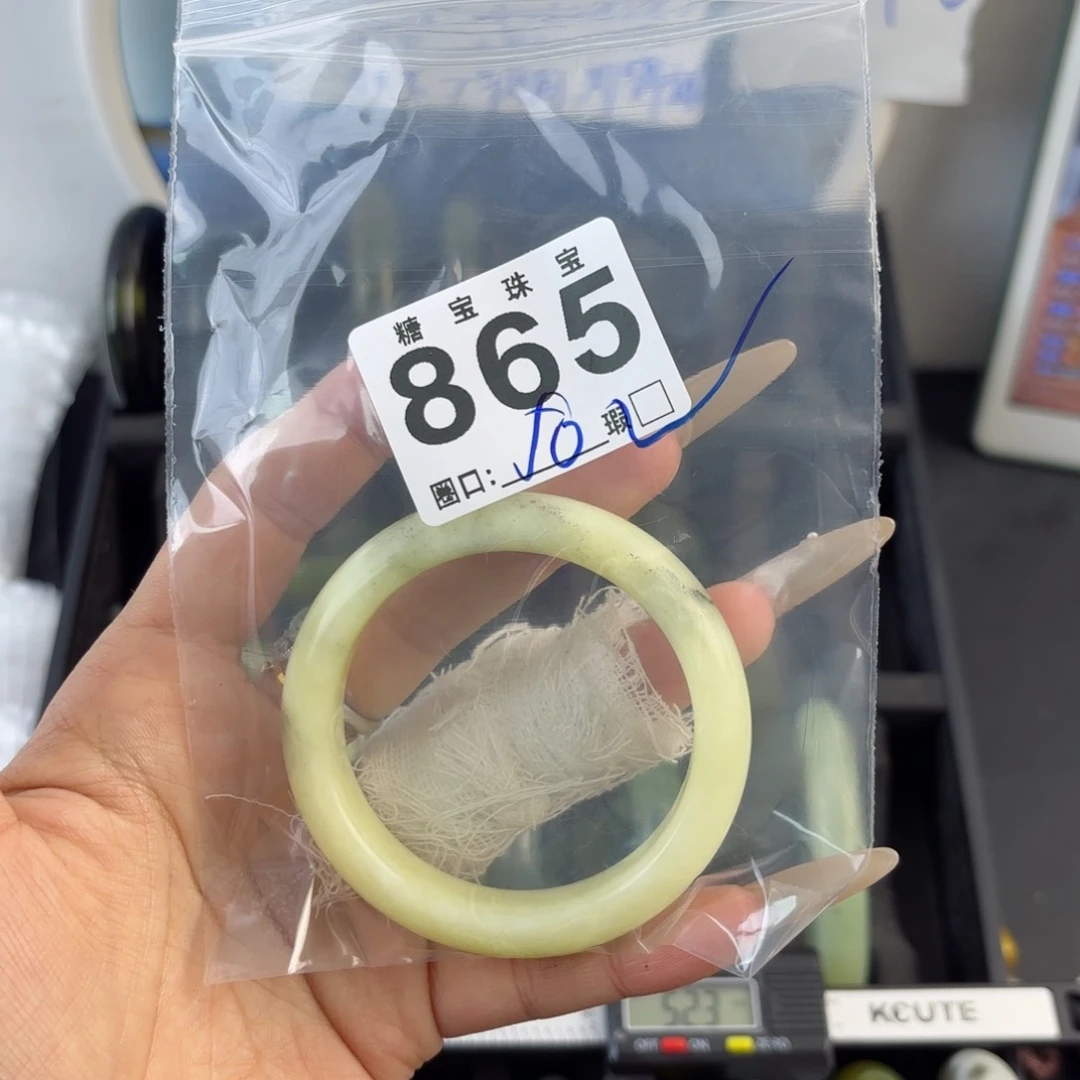 未镶嵌蛇纹石玉手镯苏****?