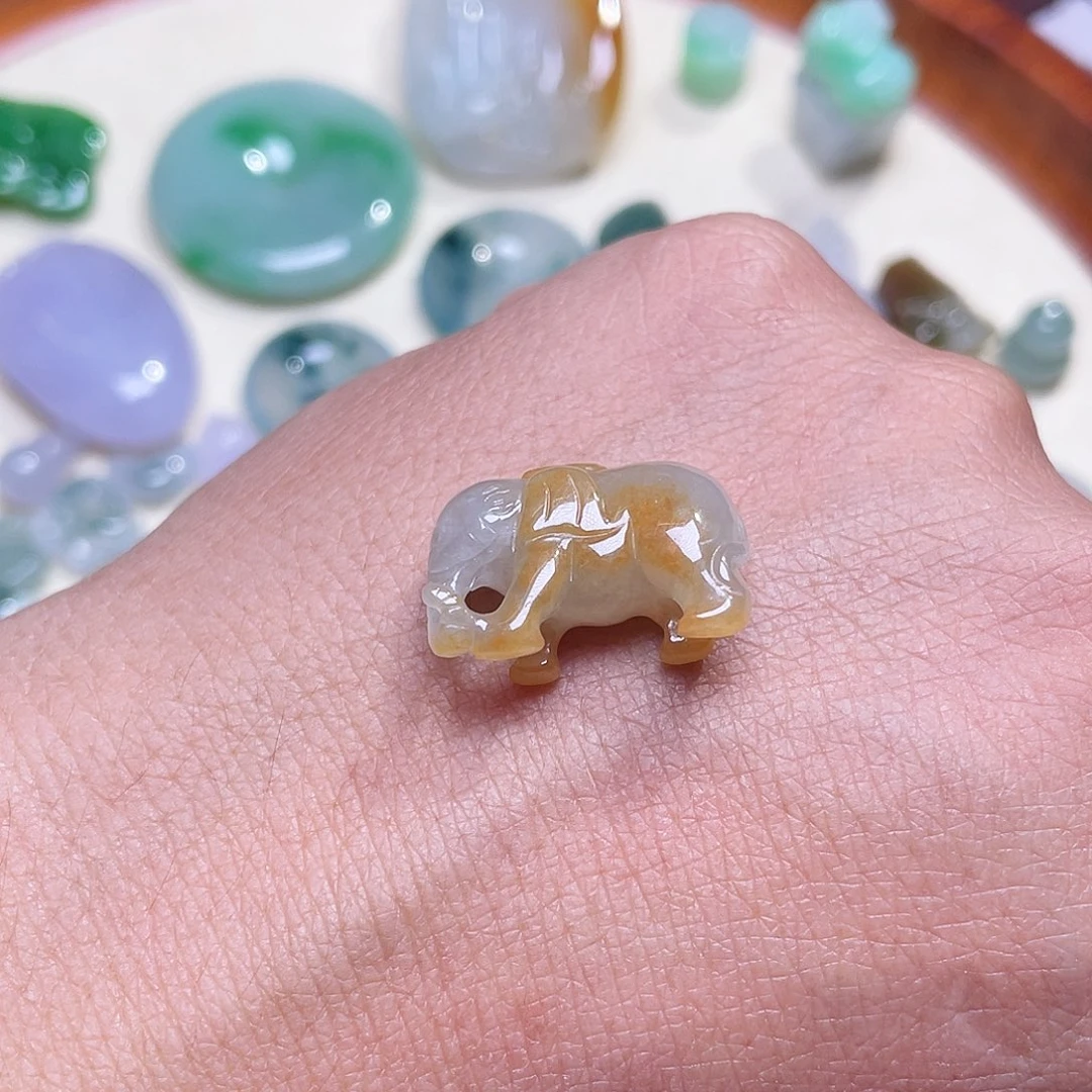 颈饰未镶嵌翡翠大象