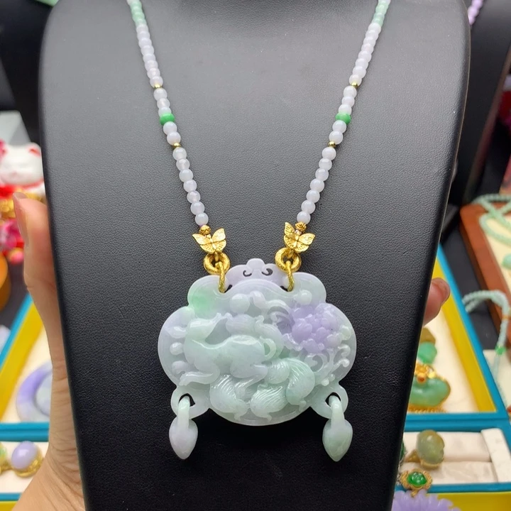 翡翠未镶嵌颈饰翡翠九尾狐