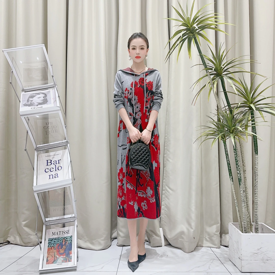 9129国潮戏凤气质设计师秋冬长款提花轻奢针织带帽连衣裙