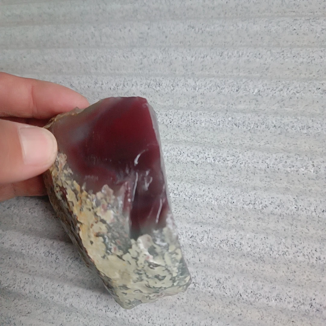 秦紫玉特色手把件料，颜色丰富。如图所示