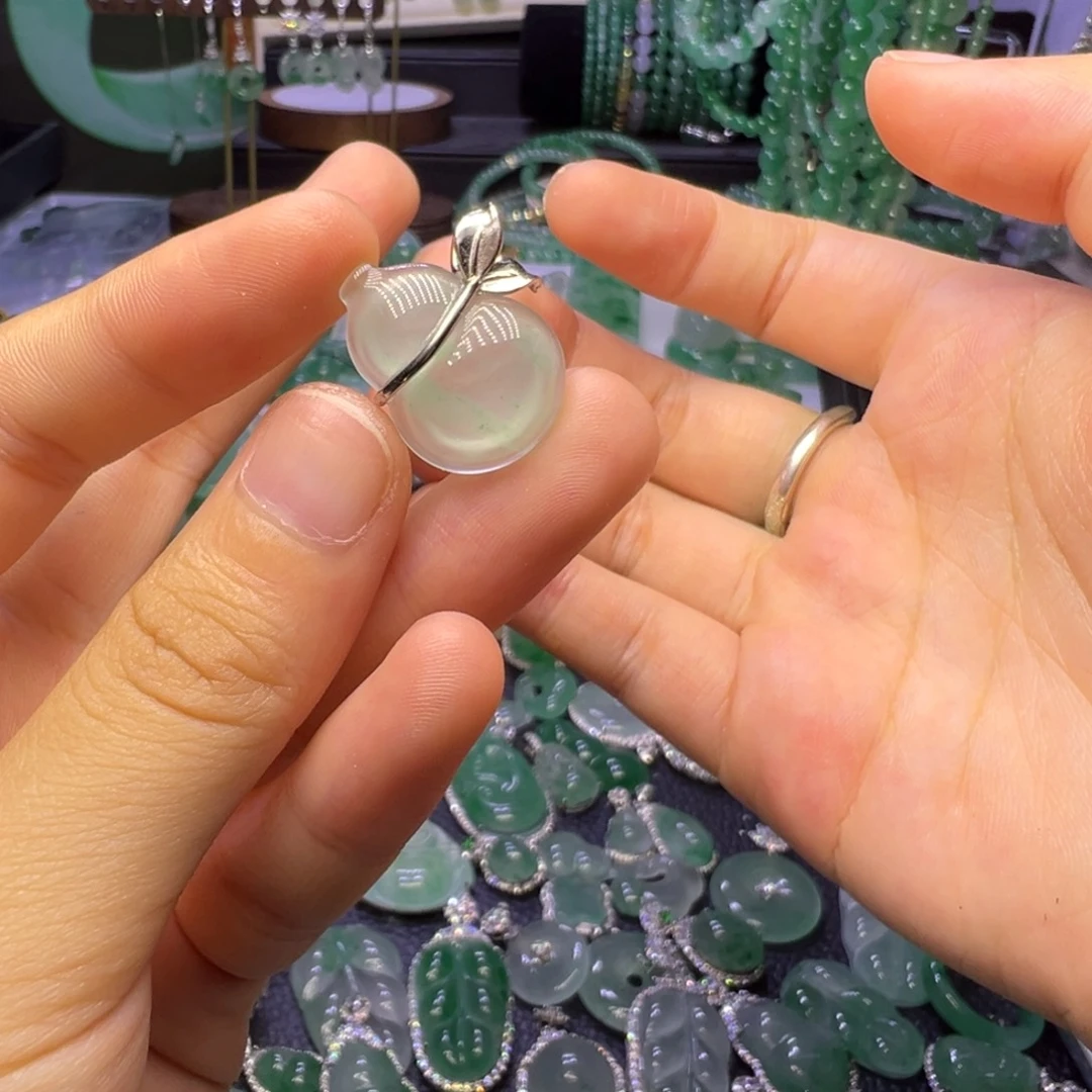 石英质玉（非洲翠）未镶嵌颈饰