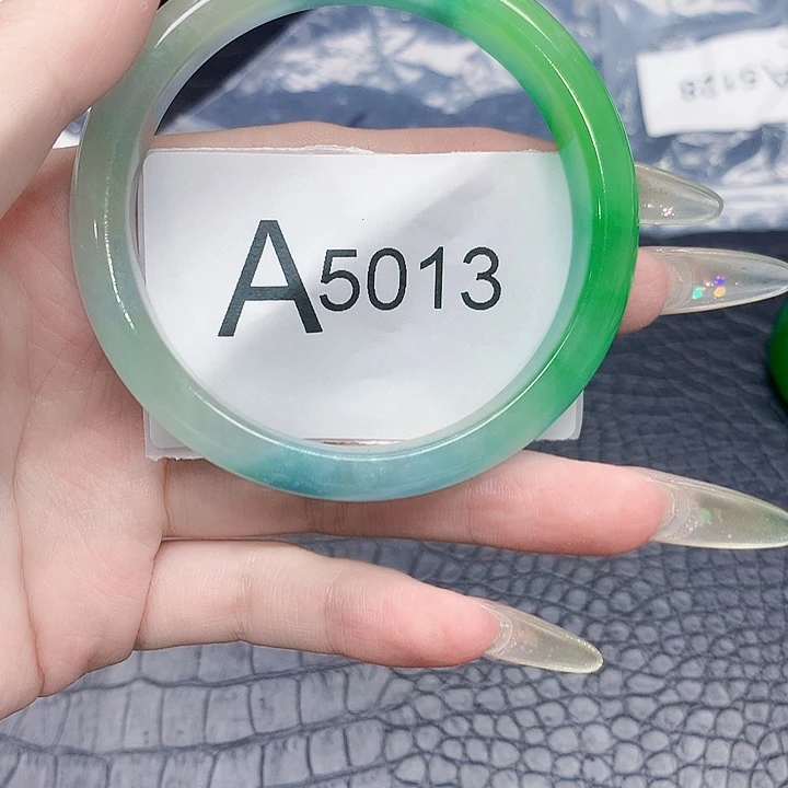 翡翠手镯未镶嵌默认微瑕