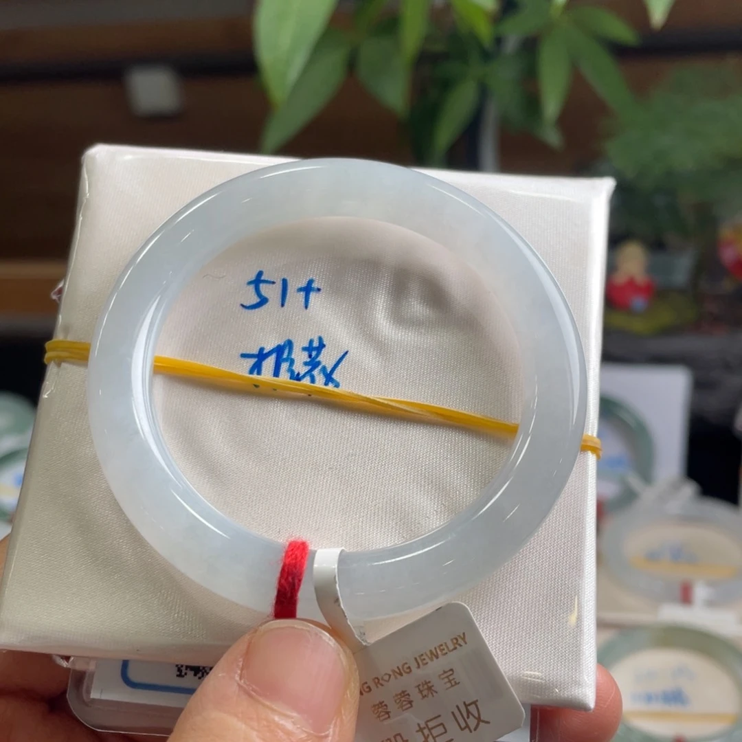 翡翠手镯未镶嵌翡翠