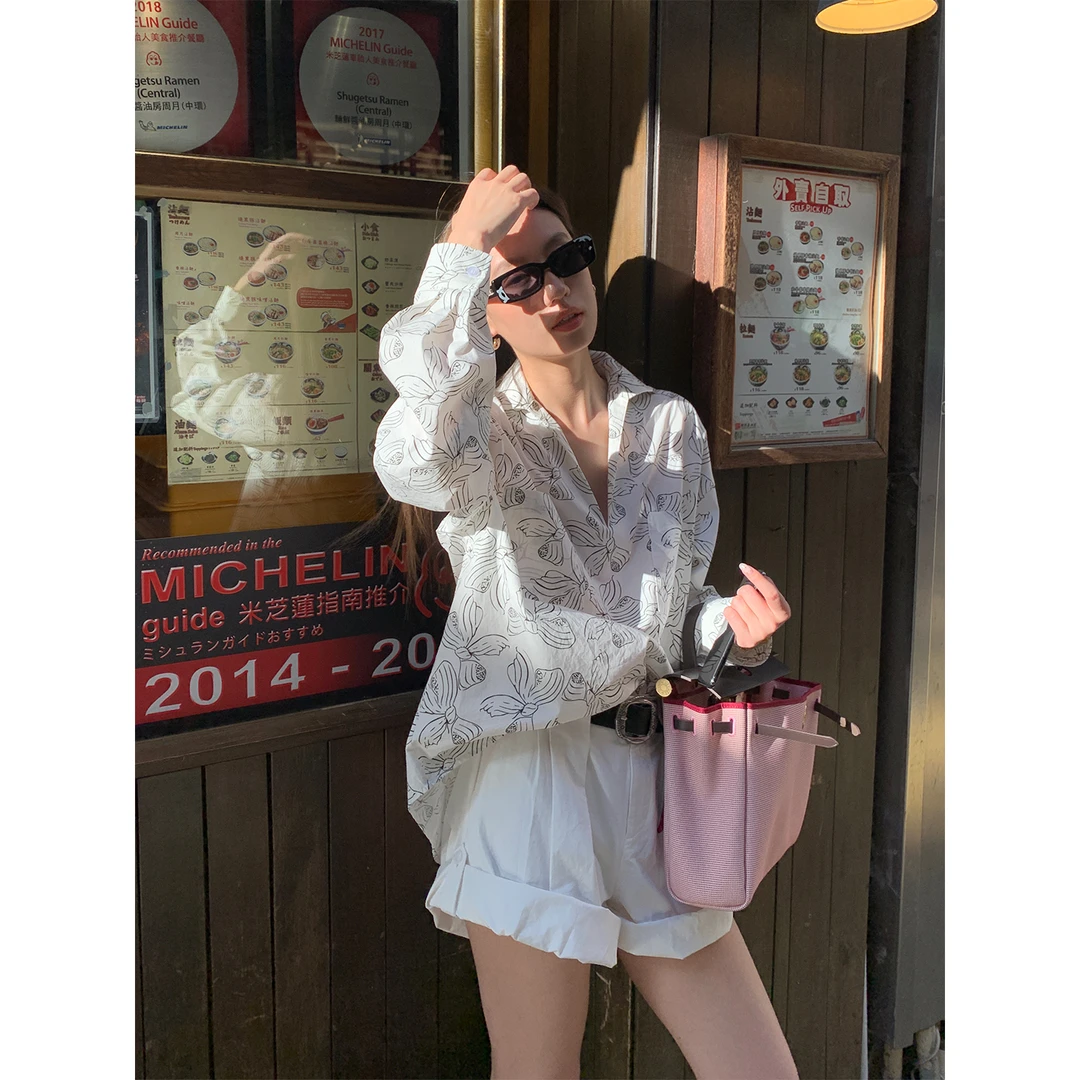 Gakee【黑白结语】蝴蝶结印花法式长袖v领衬衫 C34272GK52