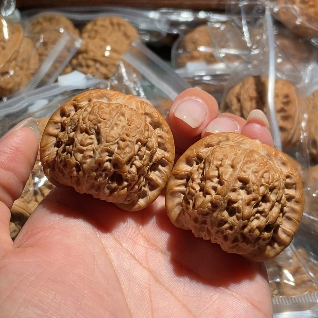 文玩核桃吊坠血麒麟