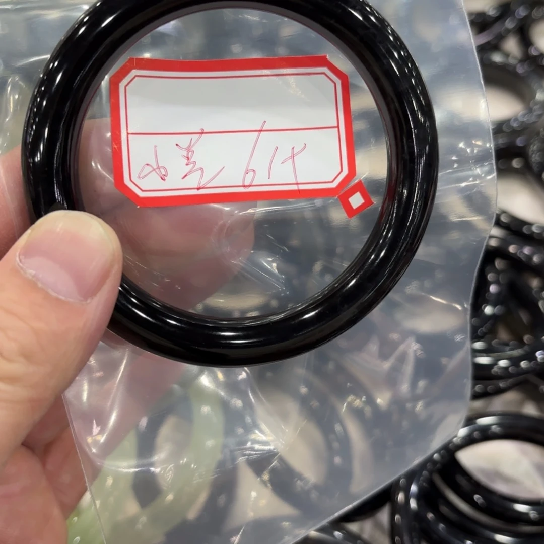 蛇纹石玉手镯未镶嵌小**?