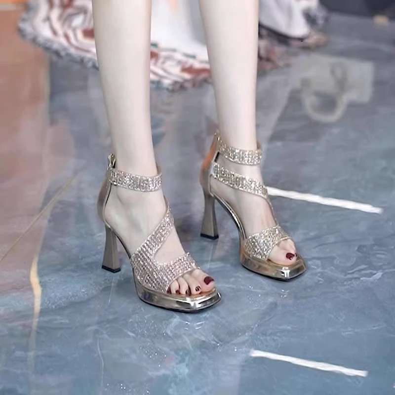 夏季厚底时尚凉鞋女2025新款露趾粗跟水钻防水台后拉链气质高跟鞋