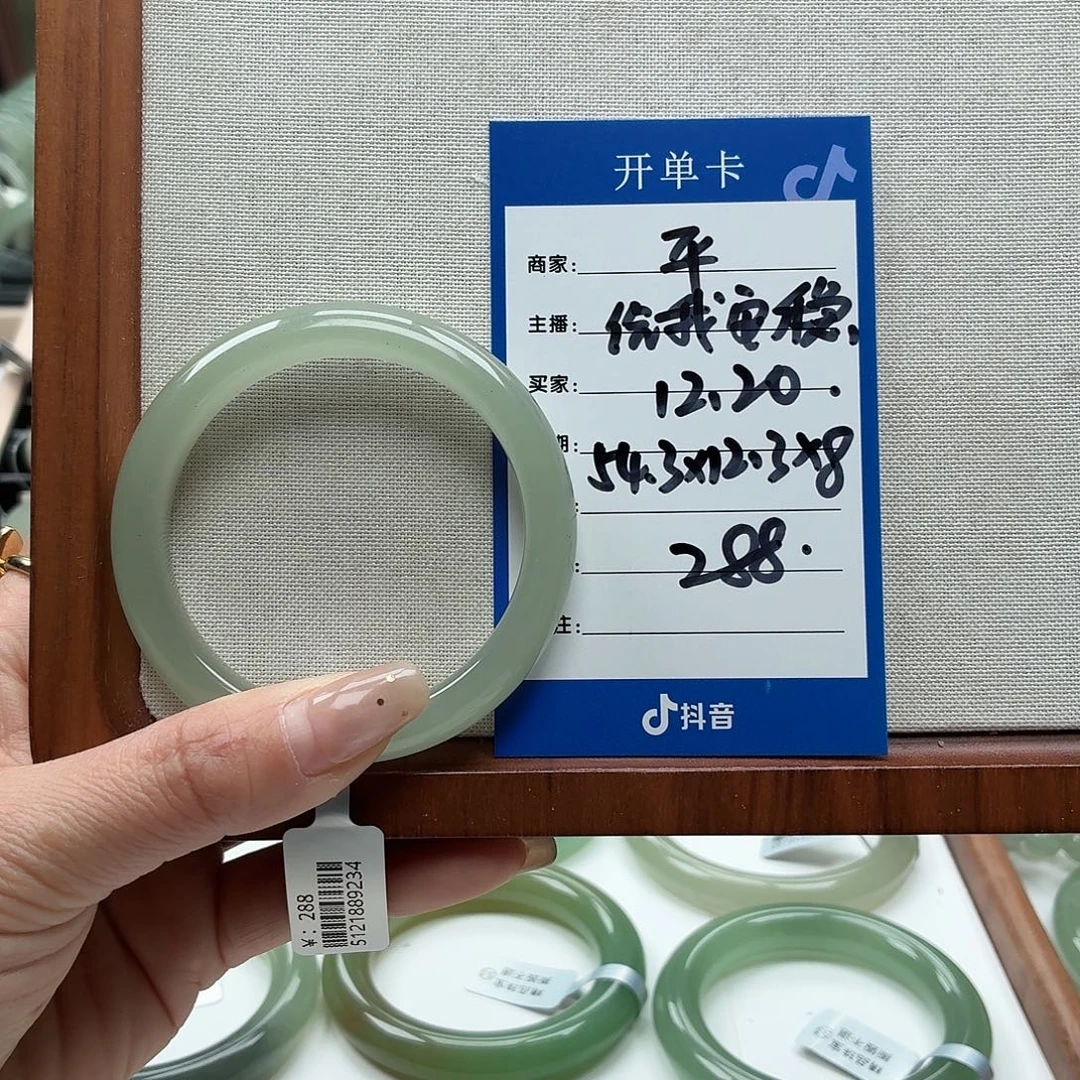 给***稳石英质玉未镶嵌手镯