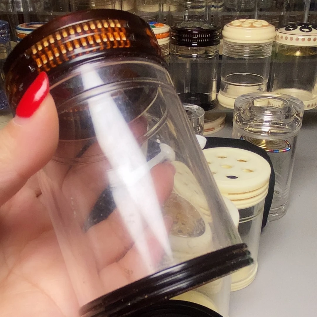 两只50米品质的铁皮蝈蝈