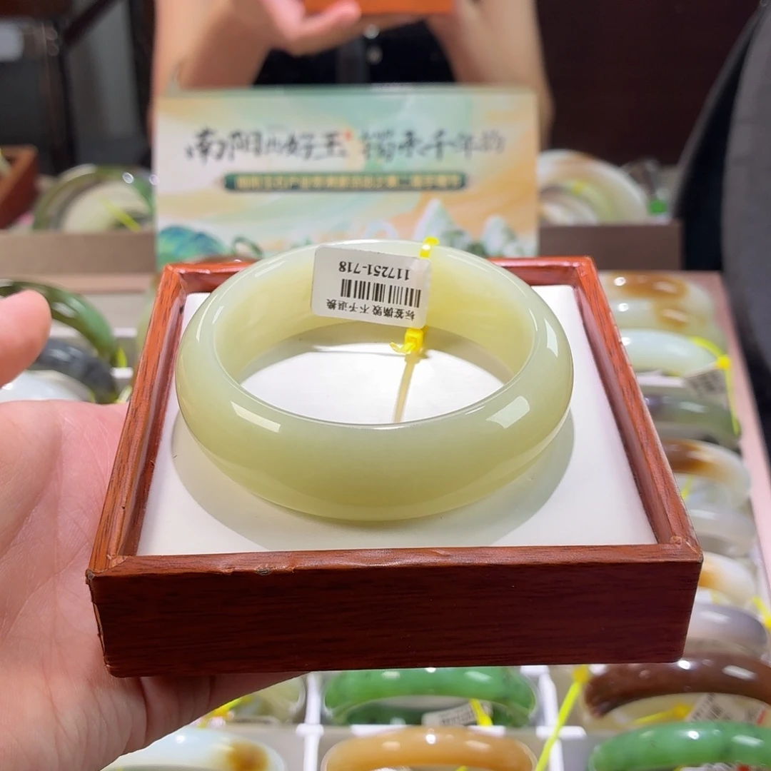 米***修和田玉手镯未镶嵌58