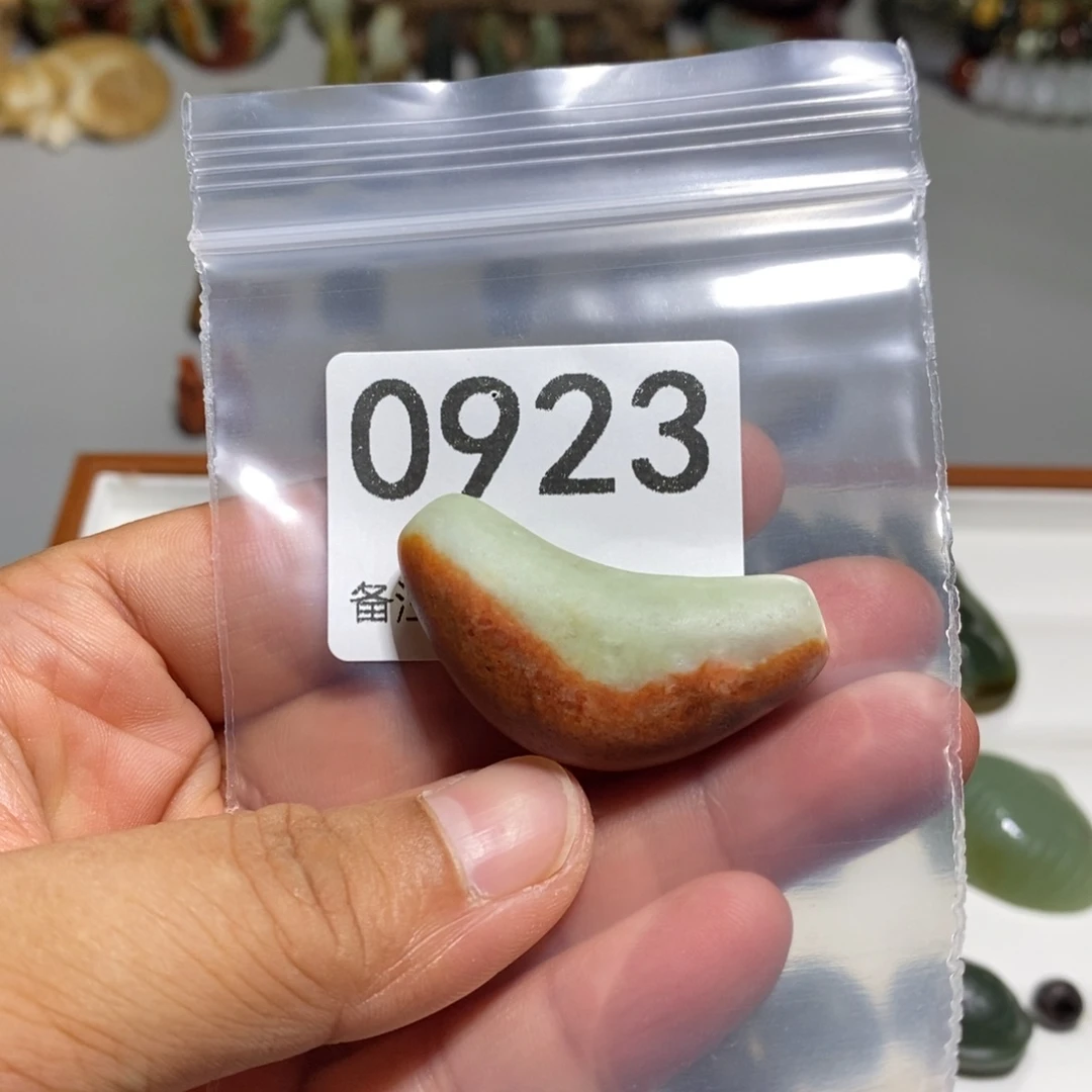 颈饰未镶嵌透闪石质玉轻**萤