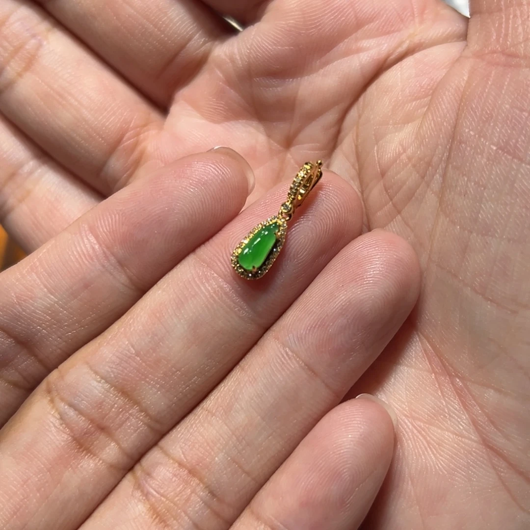 颈饰18K金镶嵌翡翠