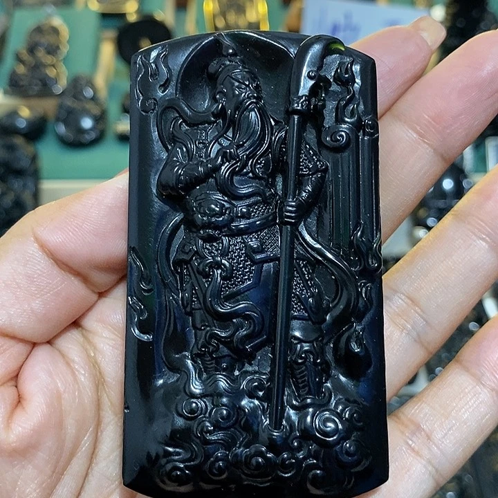 蛇纹石玉未镶嵌颈饰管*人