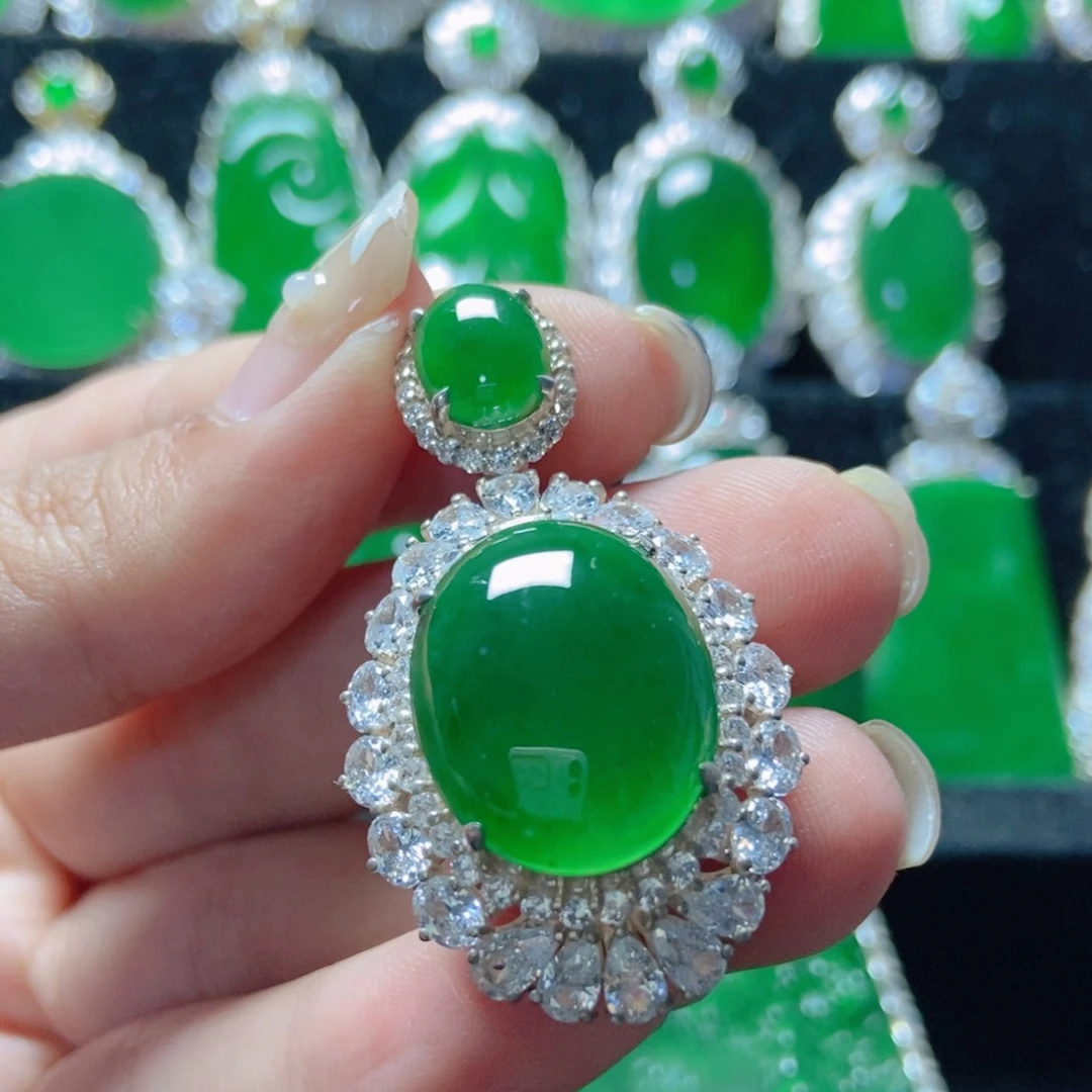 翡翠银S925镶嵌颈饰是****呀